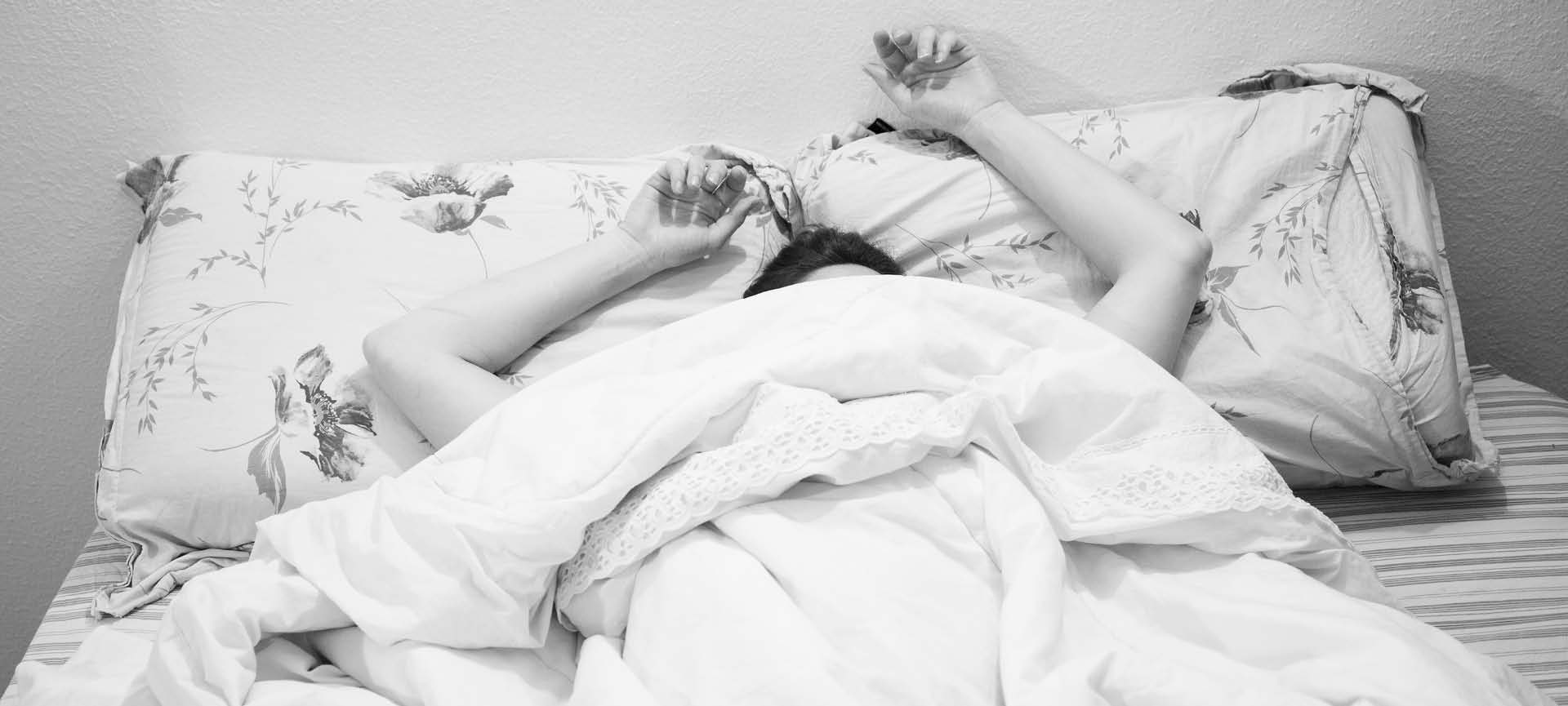 Dormir com cobertor pesado não é só gostoso, é saudável